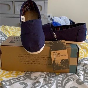 Navy blue toms